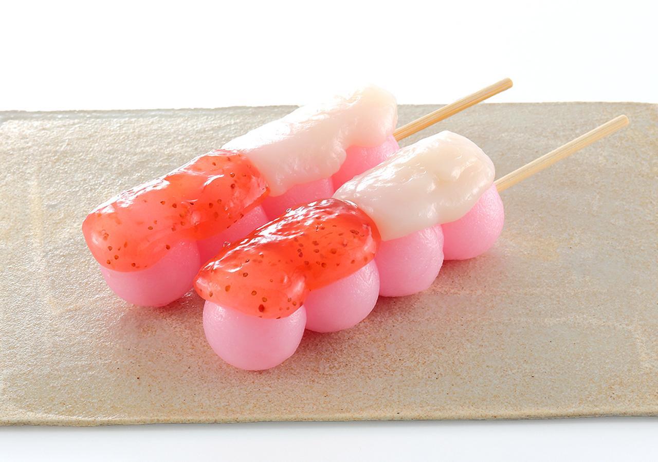 画像: 『よくばり団子』(いちご・ミルク) 価格　　： 1本 税込151円 特長　　： 1本で2種類の味が楽しめる人気の『よくばり団子』。 モチモチのお団子の上にいちごとミルクのタレをのせた、 見た目も可愛らしいお団子。
