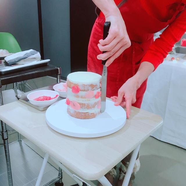 画像: ピンクに着色したバタークリームをナッぺ