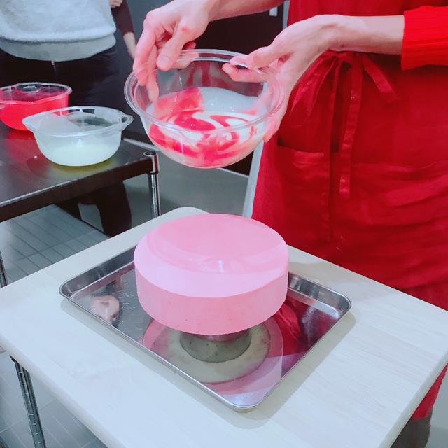 画像: ベースは少し凍ったムースケーキを使用。これからかけるソースが固まりやすくなります。