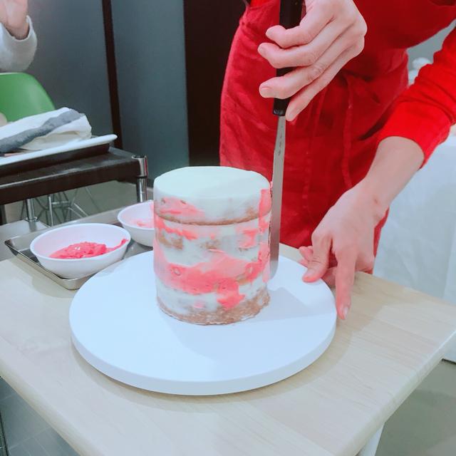 画像: ラフにクリームを伸ばしていくと、グラデーションが完成。