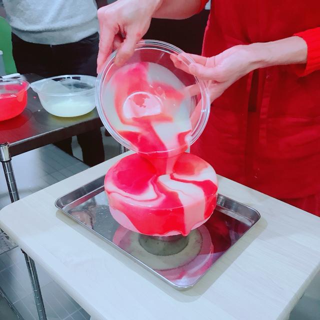 画像: 上から勢いよくかけることで、マーブル上に!とってもキレイ!!