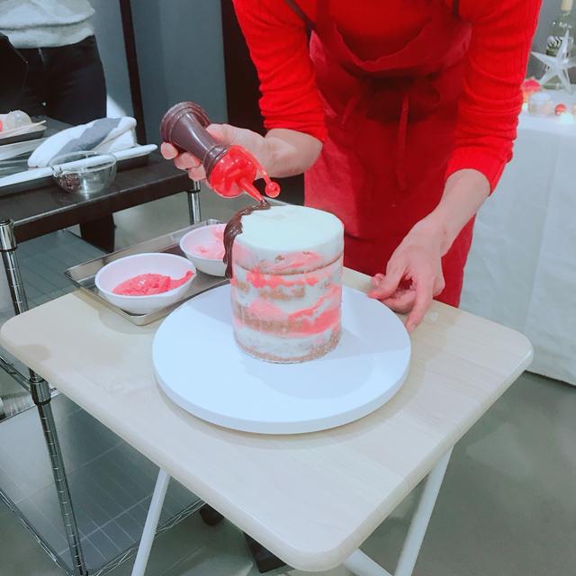 画像: ナッペしたあとに、側面にチョコレートソースをドリップ。