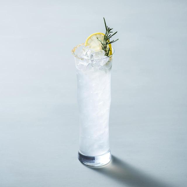 画像: ◇ Citron Drop シトロンドロップ ¥1,400 アメリカの若者を中心にトレンドになっている、レモンの酸味と砂糖の甘みが溶け合うウォッカベースの「レモンドロップ」を東京マリオットホテル流にアレンジしたカクテル。シトラスが香るウォッカを使ったすっきりとした味わいで、グラスの縁に飾られたブラウンシュガーの甘みがアクセントになっています。