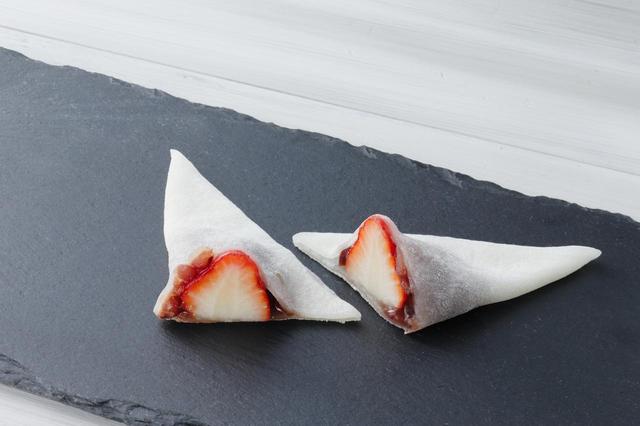 画像1: お席についたら、まずはおもてなしの一品「いちご大福」と「いちごミルク」でほっとひといき