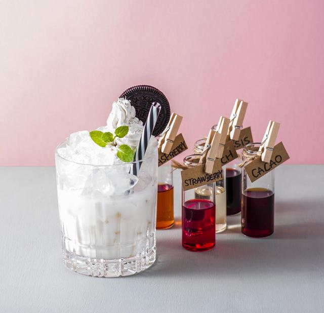 画像: ◇ White Wish ホワイト ウィッシュ ¥1,500 ヨーグルトリキュールを使った、真っ白な雪を連想させるフォトジェニックなカクテル。チーズケーキをイメージしたカクテルに、ストロベリー、カカオ、カシス、ラズベリー、ピーチのリキュールからお好きなものを一つ選んでトッピングすることで、好きな味にカスタマイズができる“Wish=願いが叶う”カクテルです。