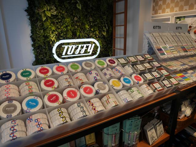 画像: 店内のカフェでほっと一息