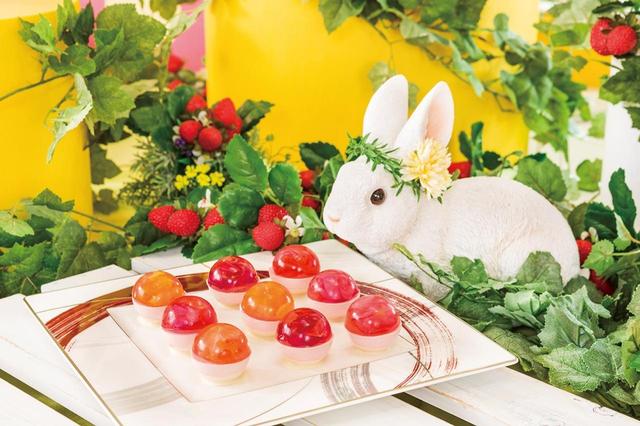 画像: 「ストロベリーフラワーの雫」 ホワイトチョコレートの上に、ストロベリームースを乗せ、オレンジ風味のゼリーと組み合わせました。まあるいゼリーの中に、エディブルフラワーを忍ばせ、キラリと光る朝露のようなデザートに仕上げました。