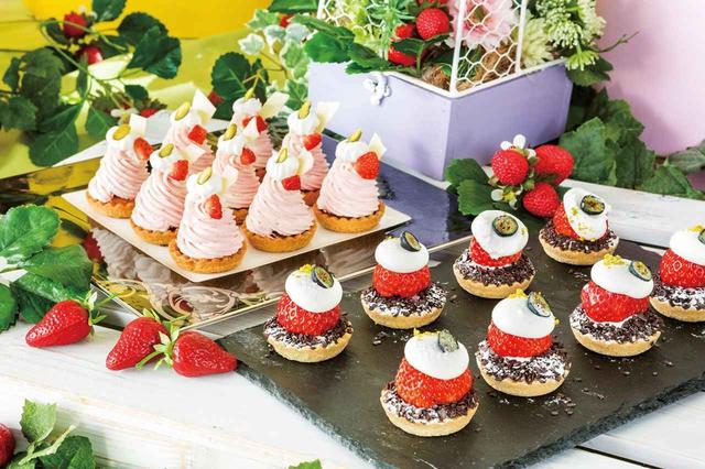 画像: ストロベリーチーズとチョコレートのモンブラン(奥)/まるごとストロベリータルト(手前)