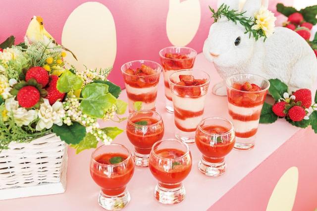 画像: 「ストロベリー・メス」 Mess(めちゃくちゃな様子)にして食べることから名前がついたと言われるイギリスの伝統的なスイーツ。生クリームの中に、メレンゲとストロベリーを入れたグラスデザートです。サクサクした軽い歯触りのメレンゲと、とろっとろのクリームをぐしゃぐしゃにつぶして混ぜて召し上がれ。