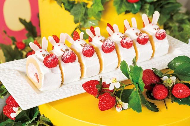画像: 「ストロベリー・ラビット・ロール」 ルバーブと苺を、ストロベリークリームで巻き、ロールケーキにしました。苺畑に遊びにきた白ウサギをイメージし、ホワイトチョコレートでかわいい耳を表現したシェフの遊び心あふれる一品です。 ルバーブとは、フキのような見た目の、タデ科の野菜で、パリッとした食感と酸味が特徴です。ふわふわした優しいロールケーキの中に広がる程よい酸味と食感をお楽しみいただけます。