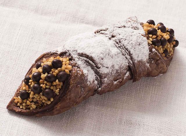 画像: ◇ Horn Chocolat ホーン ショコラ ¥250 マスカルポーネとチョコカスタードを合わせたクリームを、ココアを練り込んだパイ生地で包みました。香ばしく焼き上げたサクサクとした食感と、濃厚でクリーミーなフィリングとの組み合わせが絶妙な一品です。