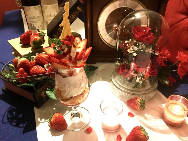 画像: 野獣の薔薇の苺パフェ 1300円