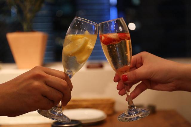 画像2: 女性は1時間1,250円で生ハムと凍結フルーツスパークリングワインが食べ飲み放題