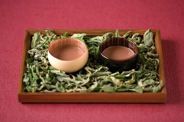 画像: <2品目: カカオの泉> ハーブの風味をもつカカオ豆が原料のBean to Barを使った温かなショコラショー。甘過ぎず、爽やかな飲み口です。(ご提供はお一人様1つです)