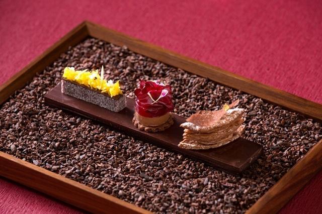 画像: <1品目: カカオの宝石> コースの始まりは、アミューズ3品。柑橘類の風味をもつBean to Barと八朔をあわせた「パート・ド・フリュイ」、青りんごのような爽やかな風味のBean to Barとサワーチェリーをあわせた「ショコラムース」、芳ばしいナッツ風味のBean to Barとハシバミをあわせた「ショコラパイ」です。ショコラの風味ごとに仕立てを変えています。