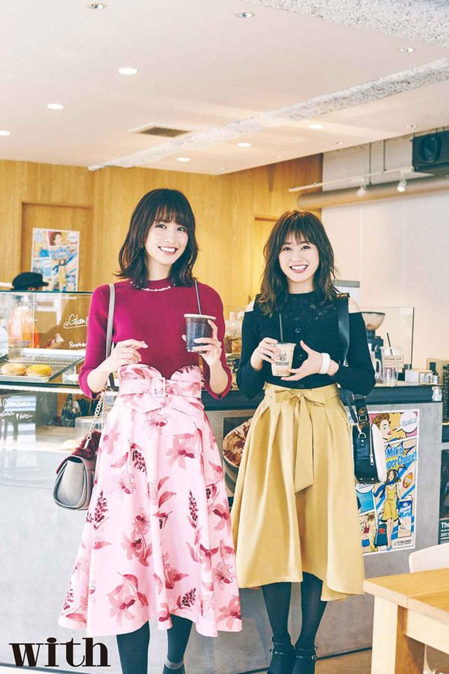 画像: 守屋茜さん、土生瑞穂さんの2人は“昼の12時、カフェラウンジ”にて、ガールズトークで休憩中。