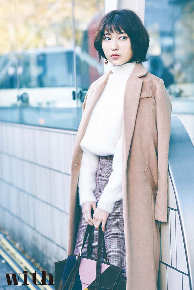画像: 志田愛佳さんは“15時、営業でメトロ出口で待ち合わせ”OLを。