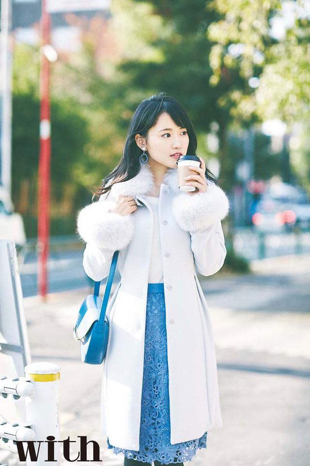 画像: 菅井友香さんは“朝7:00、出勤途中の交差点”をカフェラテを持って颯爽と歩くOLを。