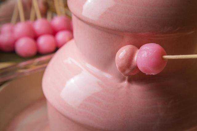 画像: ストロベリーチョコフォンデュ「いちご団子」 ふんわりピンクのとろけるストロベリーチョコファウンテンに、まんまる団子をイン!動画映えも抜群の楽しい一品です。