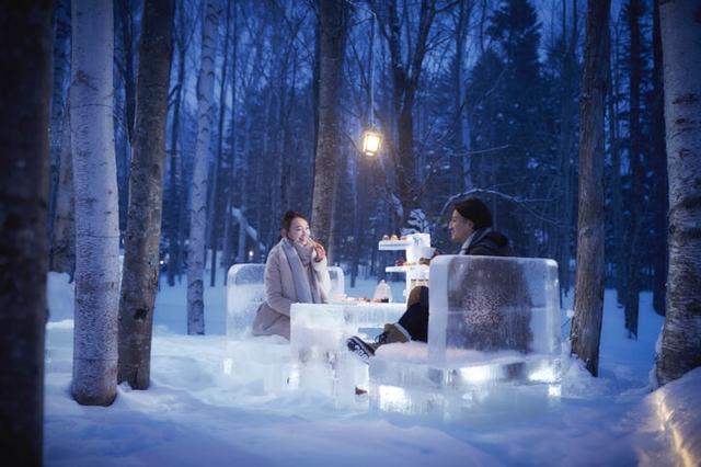 画像: 雪降る森の特別席で「氷のティーパーティー」はいかが?