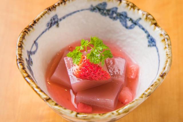 画像: いちご風味のわらび餅~練乳添え~ 誰もが大好きな黄金の組み合わせ「いちご&練乳」!とろ~りとお好きなだけかけてお召し上がりください。