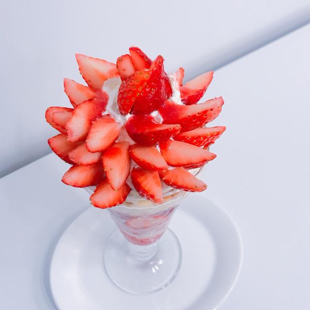 画像: 苺が花びらのようにトッピングされています♡