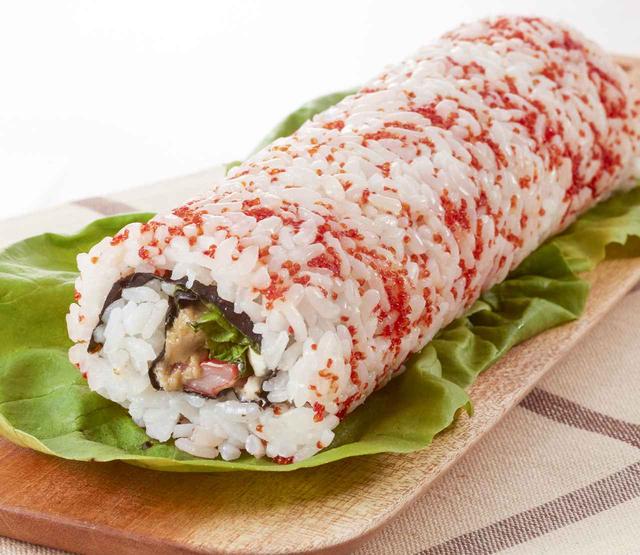 画像: アメリカのおしゃれな巻き寿司「カリフォルニアロール」を販売。表面はプチプチ食感のとびっこをまぶしています。 【あべのハルカス近鉄本店限定】 <サラダカフェ> カリフォルニアロール 1本 829円