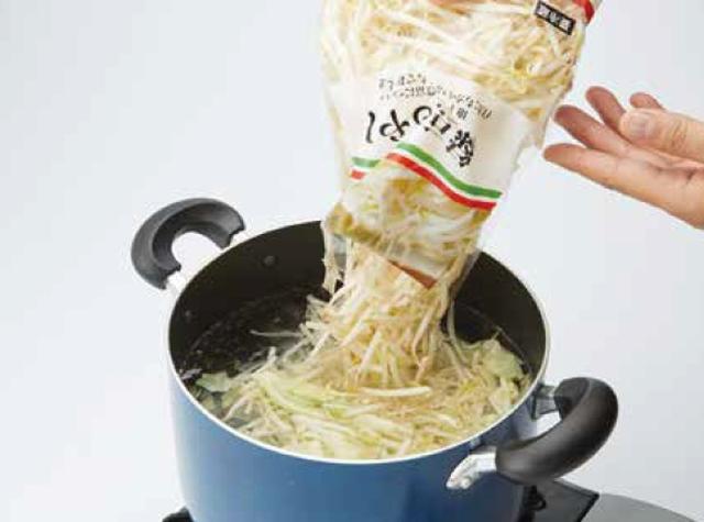 画像: ①モヤシをサッと湯通し。キャベツなどのほかの野菜も使う場合は同時に湯通しする。