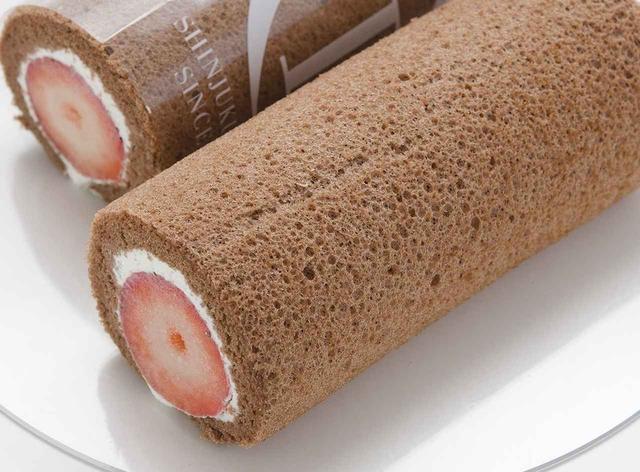 画像: 恵方ロールは、あまおう苺が入った約12cmの小さなロールケーキ。一人でぱくっとかぶりつくのにもぴったりです。 <フルーツクチュール タカノ> 恵方ロール(あまおう) 1本 702円