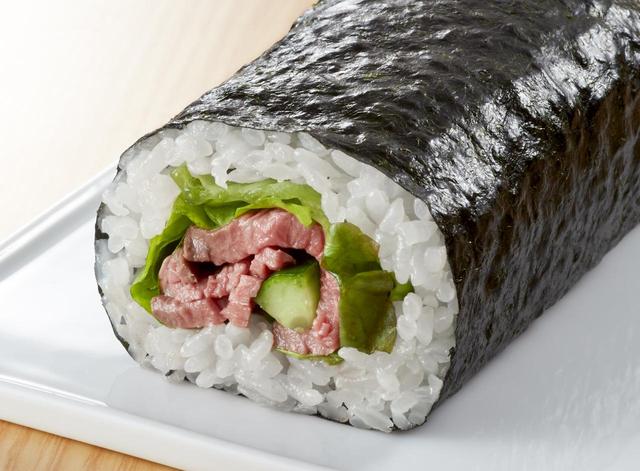 画像: 厳選黒毛和牛を使用したローストビーフの恵方巻き。 【あべのハルカス近鉄本店限定】 <花紀行> 牛長&花紀行コラボ 国産黒毛和牛 ローストビーフ巻きすし 3,240円 ※写真はイメージ