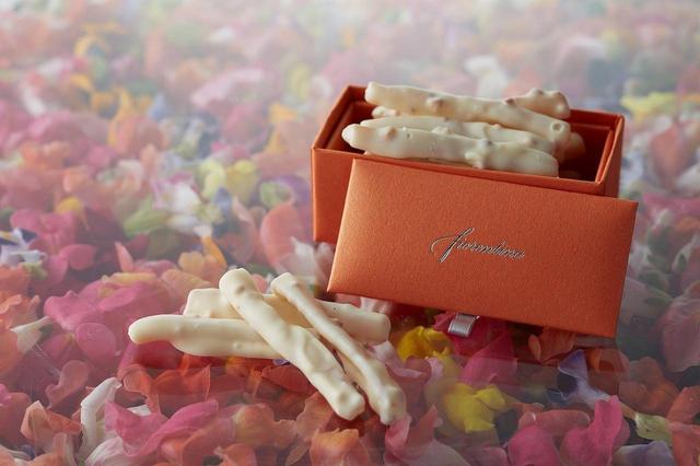 画像: レモンジェット 1,500円 レモンピールを、砕いたアーモンドとホワイトチョコレートでコーティング。フランス産の香り高いレモンとホワイトチョコレートの絶妙なバランスに、アーモンドの食感がアクセントになっています。