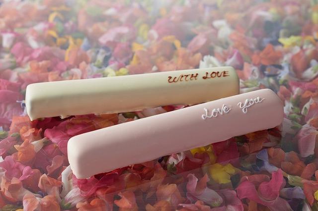 画像: バトンショコラ 16cm 2種各2,000円 ★新作 シェフ特製のバトン(棒)状のショコラのホワイトデーバージョンは、ホワイトチョコレートとストロベリーチョコレートの2種類をご用意。お好きなメッセージを入れていただける世界に一つのホワイトデースイーツです。※オンライン予約限定商品 ※2018年2月19日(月) 11:00よりオンライン予約受付開始 ※受け取り希望日の5日以上前までの予約が必要です※約20文字までご希望のメッセージを入れられます ※各100個限定。なくなり次第終了とさせていただきます