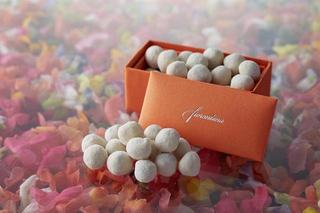 画像: ヘーゼルナッツホワイトショコラ 1,500円 イタリア産の香ばしい大粒のヘーゼルナッツをホワイトチョコレートでコーティング。厳選された香り高いへーゼルナッツの食感が楽しい贅沢な一品です。