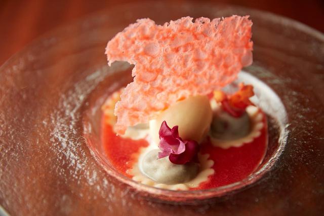 画像: チョコレート ラヴィオリ 1,800円 ★新メニュー ローズヒップを練りこんだパスタ生地でチョコレートを包んだラヴィオリを、苺のスープに浮かべました。ストロベリー味の砂糖菓子を添えた自家製バニラアイスとともに、新感覚のデザートパスタをお楽しみください。