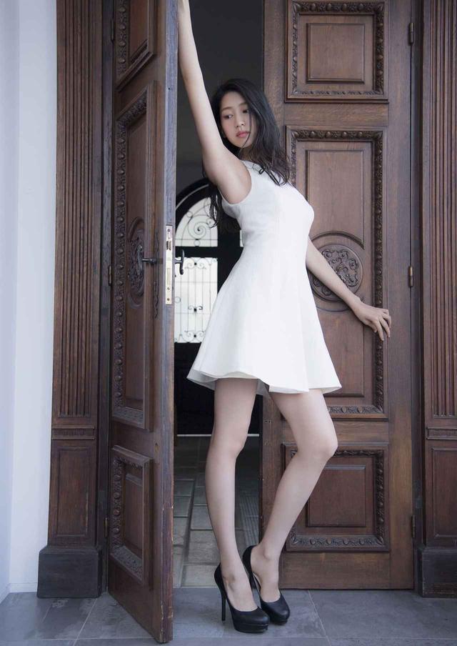 画像2: 【デジタル原色美女図鑑】
第1回ミス美しい20代コンテストグランプリ 是永瞳のグラビアを電子書籍で配信!
