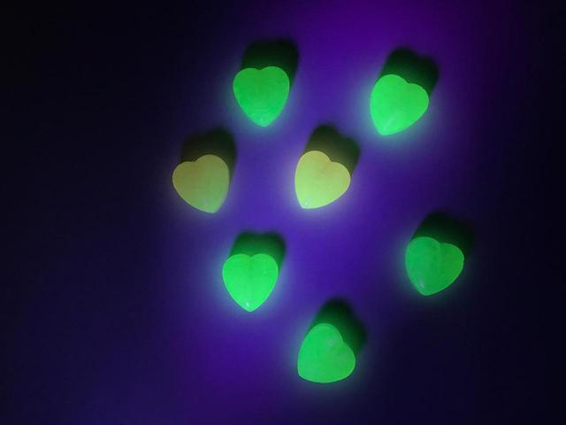 画像3: ブラックライトを当てると光を放つキャンディ