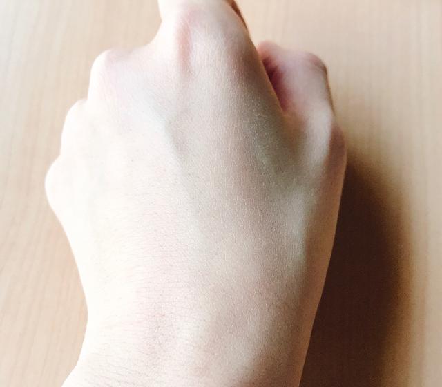 画像: 手の甲に二度塗り。厚塗り感がなく毛穴をカバー。