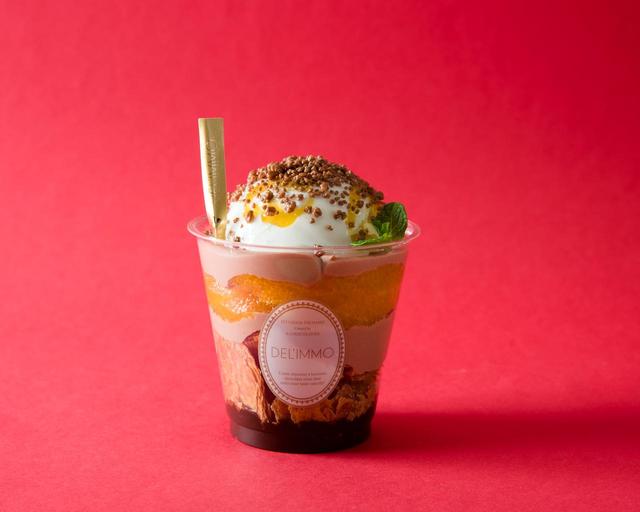 画像: 57%のビターショコラを含んだチョコレートソースとパイ生地をカップの一番下に敷き詰め、シャンパンゼリーにフランボワーズとグロセイユの果実を加え、チョコレートクリームでサンドしています。ドーム状に盛り付けたアイスクリームの中には、チョコレートソースをかけたラズベリーアイスとダックワーズが入っており、イチゴのフリーズドライが爽やかな酸味のアクセントになり、ショコラとフランボワーズの味のマッチを引き立てる一品です。