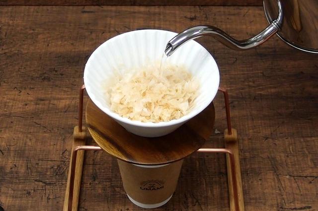 画像1: 厚さ0.08mmの鶏の花削りをハンドドリップした「鶏だし“鶏のUMAMI”」