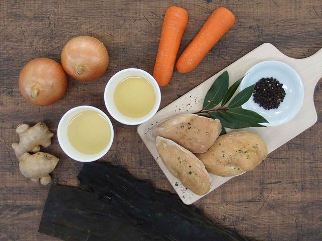 画像2: 厚さ0.08mmの鶏の花削りをハンドドリップした「鶏だし“鶏のUMAMI”」