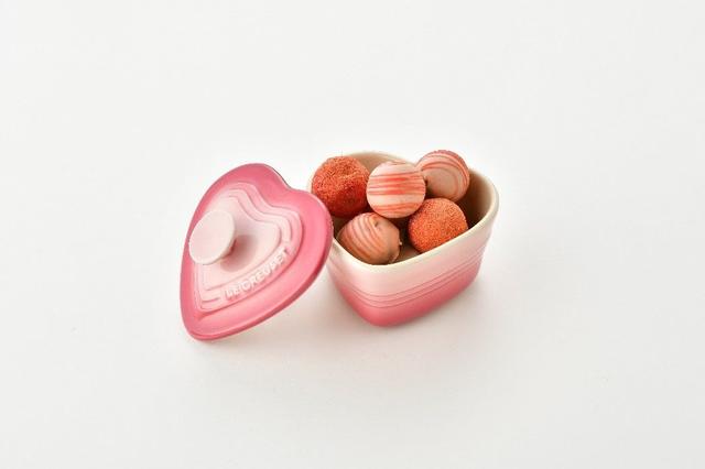 画像: <数量限定> パレスホテル東京 SWEETS & DELI 「coeur(クール)」 9個入り 3,000円 見た目もかわいらしい、甘さ控えめのホワイトチョコレートとベリーのピューレのトリュフ。ハート型のル・クルーゼ製のキュートな容器入り。