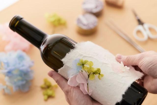 画像: 2 ワインボトルを飾る「フラワーエチケット」作り