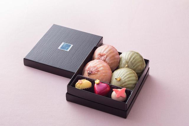 画像: フラワーセレクション 2018/2,300円 和のテイストを味わえるマドレーヌと、フルーツのフレーバーが楽しめる チョコレートの詰め合わせです。マドレーヌは桜と抹茶のフレーバーを2個ずつ、チョコレートはレモン、フランボワーズ、フレーズ(イチゴ)のセレクトです。 【チョコレートのフレーバー】 ・レモン/レモンコンフィを入れた、レモン風味のホワイトガナッシュ ・フランボワーズ/フランボワーズのジャムとミルクチョコレートを入れたガナッシュ ・フレーズ/イチゴのフリーズドライを閉じ込めたホワイトチョコレート