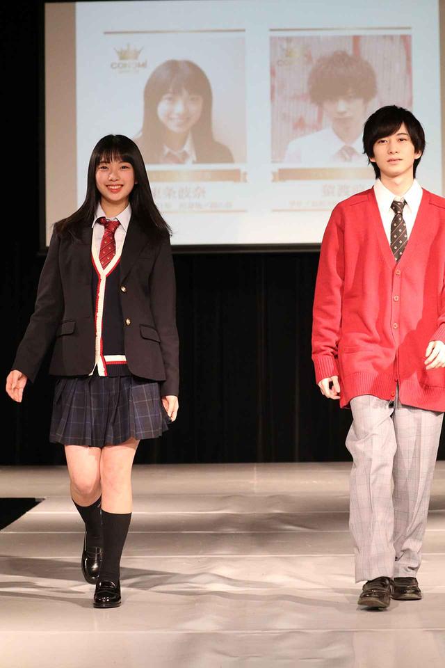 画像: 男女のニットコーデを披露した、フォトジェニック賞東条波奈さん(写真左)、フォトジェニック賞猿渡涼さん(写真右)。
