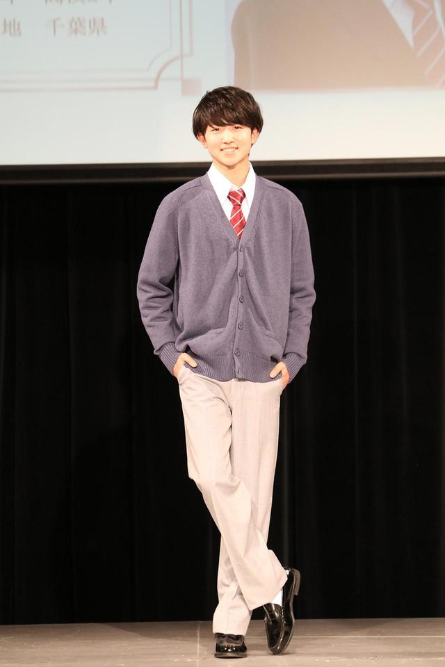 画像: メンズらしい爽やかなブルーニットを着用した、準グランプリ森海哉さん