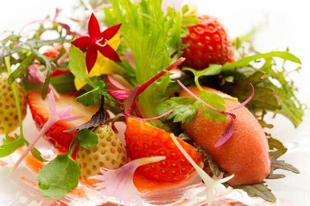 画像: フランス料理のフルコースのように苺のデザートを味わう特別な週末