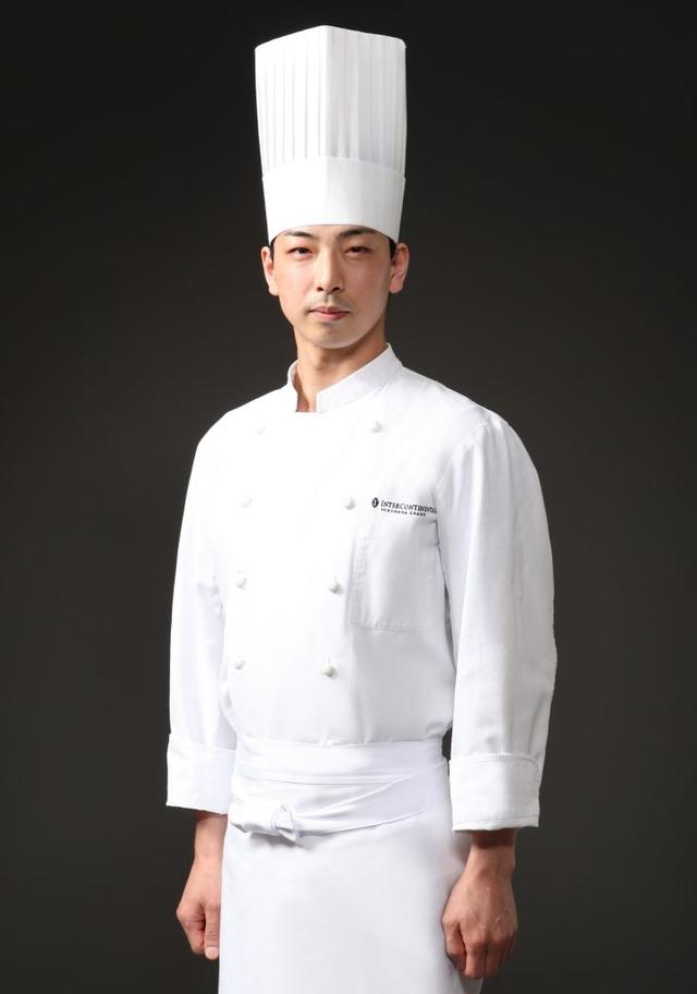画像: ◆受賞者プロフィール ペストリーシェフ 安田げんき 1982年生まれ。2002年、「華調理製菓専門学校」卒業。2003年「浦安ブライトンホテル東京ベイ」に入社。2007年「ヨコハマ グランド インターコンチネンタル ホテル」に入社。2011年からは、当ホテル初のショコラティエとして、バレンタインチョコレートやクリスマスケーキの開発を担当し、その繊細な見た目と確かな味のバランス、独特のアイデアセンスで、バレンタインの売り上げ向上の一助を担う。2017年5月より、ペストリーシェフに就任、現在に至る。 ≪受賞歴≫ 2004年 「内海杯ジュニアコンクール」銀賞 2005年 「内海杯ジュニアコンクール」銅賞 2017年 「第12回 クインビーガーデン メープルスイーツコンテスト」最優秀賞