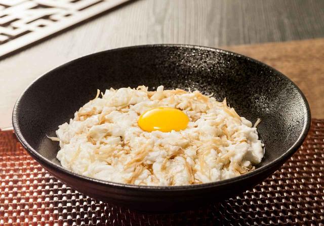画像: 「干し貝柱と白身魚の卵白炒め」1,240円 蟹を使っていないのに、なぜか蟹の味がする?不思議なメニュー。黒酢をかけて召し上がれ。