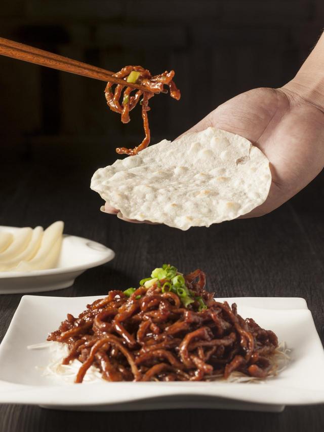 画像: 「豚肉の中国家庭風甘味噌炒め クレープ添え」1,300円 コクのある豚肉の甘味噌炒めをクレープに包んでいただきます。みんなでシェアしてワイワイ楽しめる逸品です。