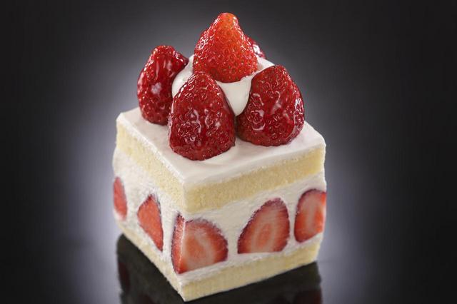 画像: 「あまおう」のショートケーキ 単品 テイクアウト800円、イートイン880円 福岡県のいちごの王様と称されるほど人気がある「あまおう」を使用。 4種のショートケーキの中で最も多くのいちごを使用しているので、いちご好きにはたまりません。